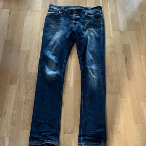 Blå nudie jeans grim tim - Nudie jeans med en snygg blå färg och skön  wash. Modellen är grim tim. Storlek w31 L32. Tveka inte att fråga om du har några funderingar 