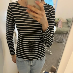 Svartvit randig tröja från Race Marine - Ringningen går ut lite på axlarna men skulle inte klassa den som båtringad. Lite kort i ärmarna på mig då jag har väldigt långa armar. 