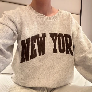 Stickad bomulls tröja i färgen oat  - Storlek S/M. Helt ny med prislapp. Köpt i New york. 