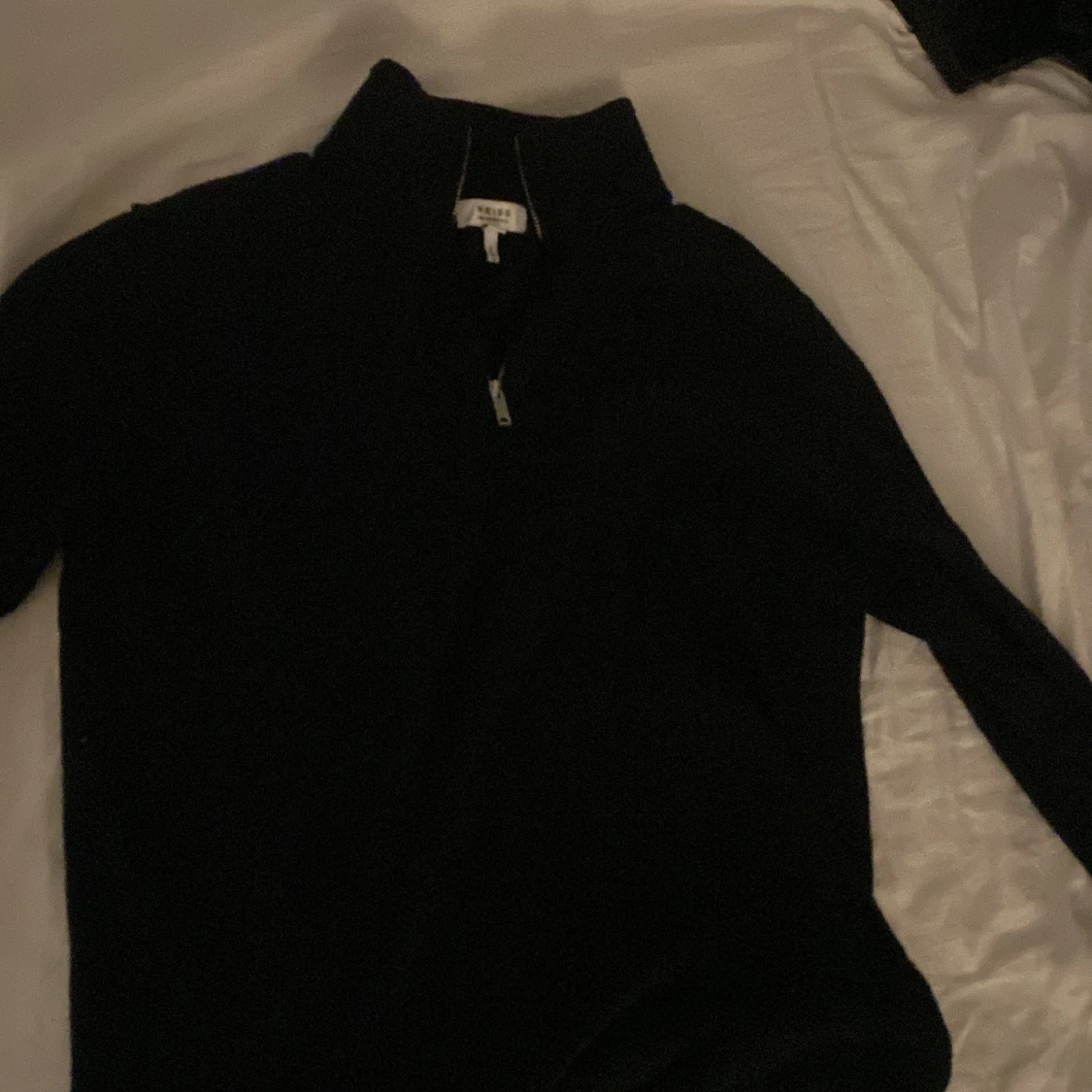 Svart merinoullströja från Reiss