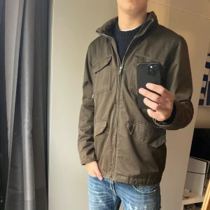 Elvine jacka - Tja! Säljer denna snygga jacka från Elvine!| Mycket gott skick och inga defekter!| Nypris runt 2500kr, mitt pris 449kr!| Pris alltid diskuterbart!| Kontakta mig vid minsta fråga!| //Nils- köp efter 25/10 kommer skickas 30/10!