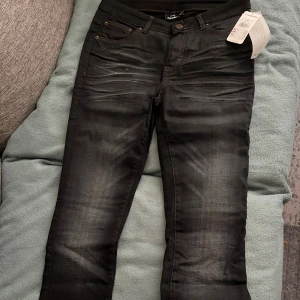 Mörkblå  jeans från Kappahl, stl 40 - Snygga mörkblå jeans från Kappahl i storlek 40. Jeansen har klassisk femficksdesign, mörk tvätt med lätt slitning och kontrastsömmar. Perfekta för dig som gillar en stilren look med lite edge. Materialet är jeans med stretch för extra komfort.