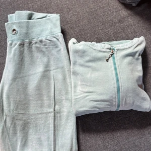 Ljusblå mjukisbyxor med mudd - Supermysiga ljusblå mjukisbyxor med bred mudd och metallöljett i midjan. Perfekta för chill dagar hemma eller när du vill vara extra bekväm. Mjukt material som känns skönt mot huden.