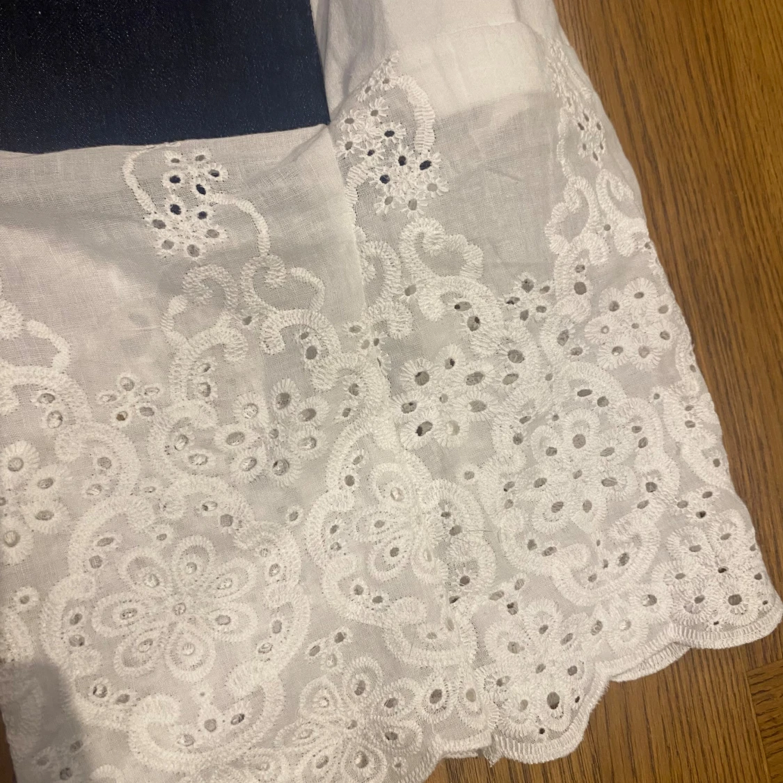 Mörkblå jeans med vit spets - 96 cm innerbenslängd - 2