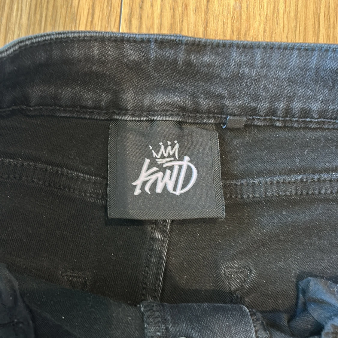 Svarata jeans med slitningar från KWD - 1