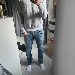Jacob cohen jeans! - Modellen är 688 bra skick. Storleken är 32 och funkar till dig som är 180-190cm🤩tveka inte på att höra av dig vid frågor🤗