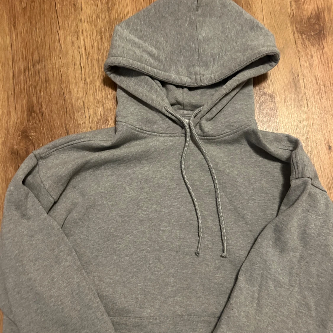 Grå hoodie - 1