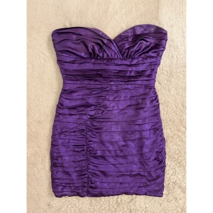 Klänning - Sjukt snygg axelbandslös kort klänning med figurnära passform i storlek S från Zara. Passar även mig som vanligtvis har XS. Endast använd en gång och i utmärkt skick. 🫶🏼