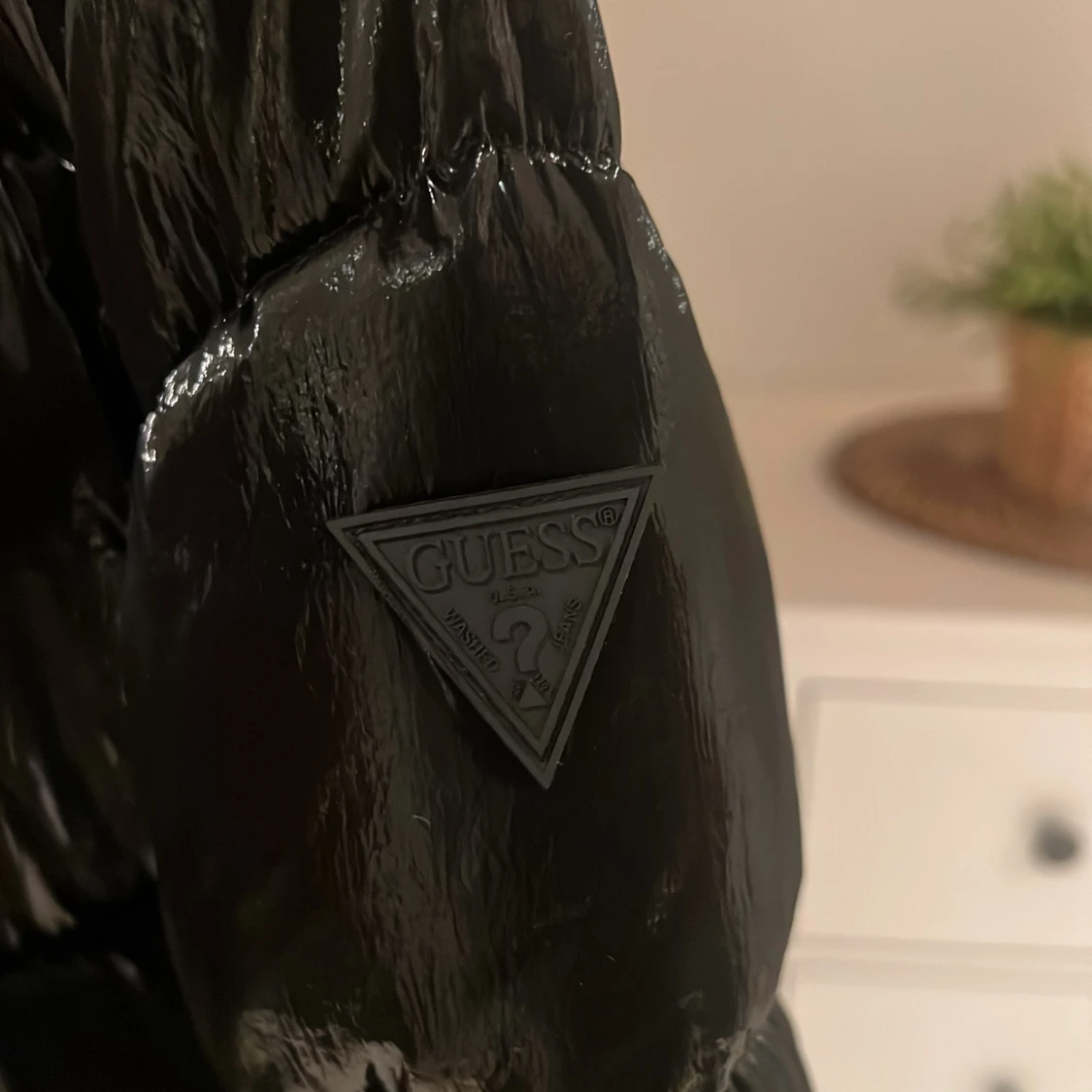 Svart pufferjacka från Guess - 3