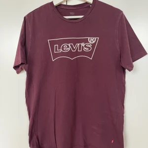 Vinröd Levi's t-shirt  - T-shirt från Levi’s, använd men i bra skick. Strl, S