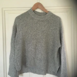 Grå stickad tröja från Gina Tricot - Knappt använd, ej stickstick🙌🏻