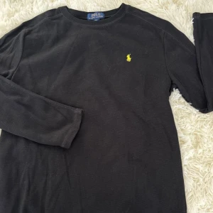 Svart långärmad tröja från Polo Ralph Lauren - Svart långärmad tröja från Polo Ralph Lauren. Storlek M. Mycket fint skick 
