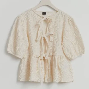 Krämvit blus från Gina Tricot - En söt krämvit blus från Gina tricot. Säljer den då den tyvärr inte har kommit till så mycket användning. Mycket fint skick!!🤍