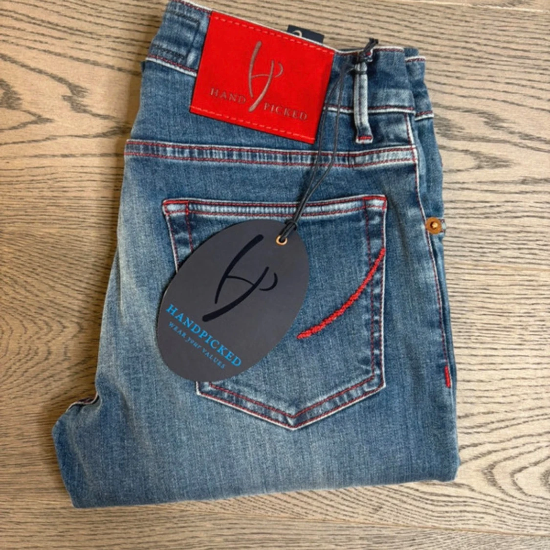 Handpicked blå jeans med röda detaljer - 1