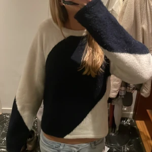 Svart och vit stickad tröja - Säljer en snygg stickad tröja i svart och vitt, den är 170 i barn storlek men skulle säga xs/s. Jätte fin och perfekt nu till hösten💞