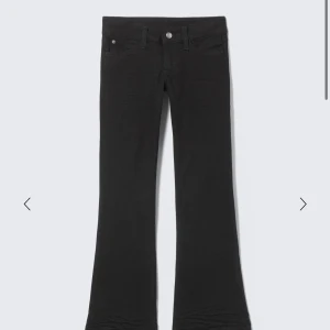 Slutsålda weekday jeans - Slutsålda supersnygga svarta lågmidjade bootcut jeans. Från cheap monday/weekday Helt oanvända, endast testade. Storlek 29, Längd 34. Mått enligt hemsida på storlek 29.34 Midja: 74,5 cm Säte: 98,5 cm Innerbenslängd: 86 cm