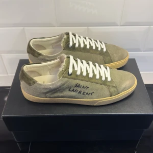 Saint Laurent skor - Saint Laurent skor i otroligt bra skick | Storlek 42, fråga om innermått vid osäkerhet | Pris går att diskutera vid seriöst intresse | Ingår: Box och kort | Hör av dig vid frågor eller funderingar!