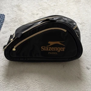 Slazenger Padel väska - Slazenger Padel väska. Färg: Svart, Guld. Har flera fack. Väldig snygg . Eftertraktad. Pris: 600