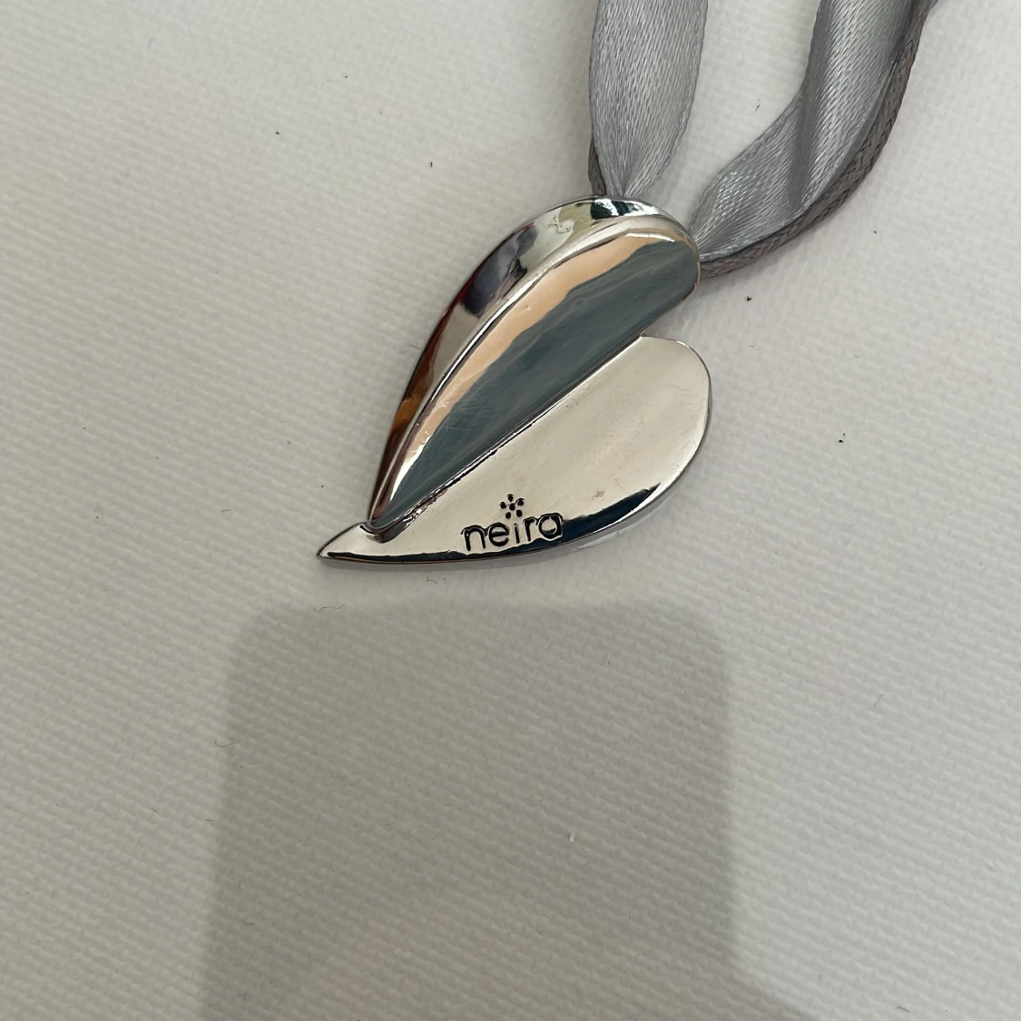 Silverfärgat halsband från Neira - 1