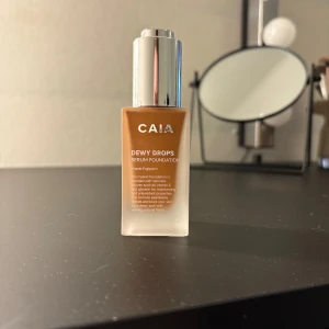 CAIA Dewy Drops Serum Foundation - Säljer en CAIA Dewy Drops Serum Foundation i färgen 50w. Säljer då färgen var för mörk för mig. Produkten är endast testad och jag har bara använd en pump. Pincetten har inte nuddat min hud så den är inprincip som ny!
