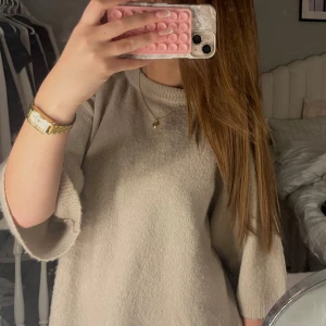 Beige stickad t-shirt/tröja - Så mysig beige stickad tröja med rund halsringning och trekvartsärmar. Perfekt till hösten och funkar perfekt både till vardags och finare tillfällen!