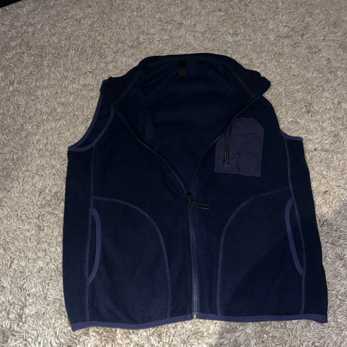 Mörkblå fleeceväst med dragkedja. Inget varumärke. - 2