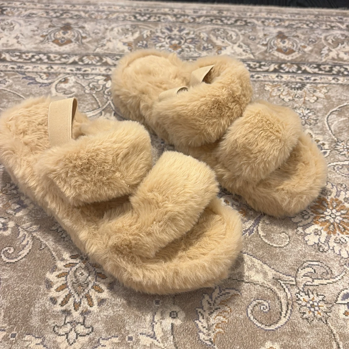 Beige fluffiga sandaler strl 39 - 2