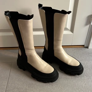 Boots Only  - Jättefina boots som passar perfekt till hösten i strl 37, använda en gång. Märke Only. 