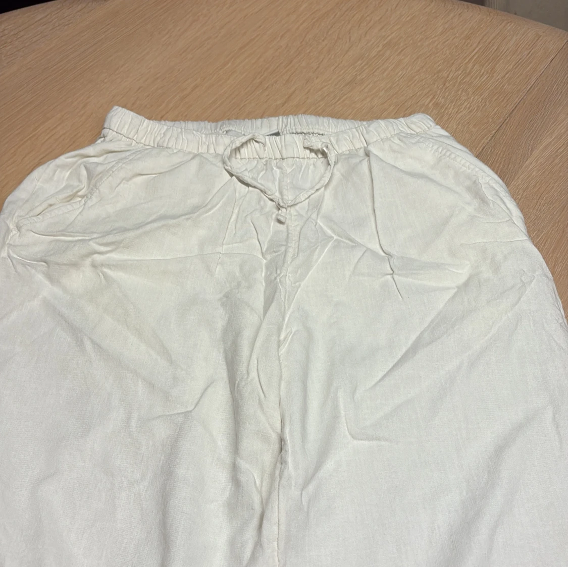 Vita linnebyxor med snörning från Lindex - 1