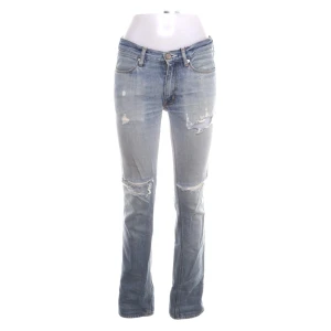 Acne jeans - Säljer jättesnygga acne jeans midjemått 74 cm 100% bomull så inte alls stretchiga. Säljer pga av att dom va för små . Köptes för 750 så kommer inte gå ner något i pris💗 skriv endast om du är intresserad 