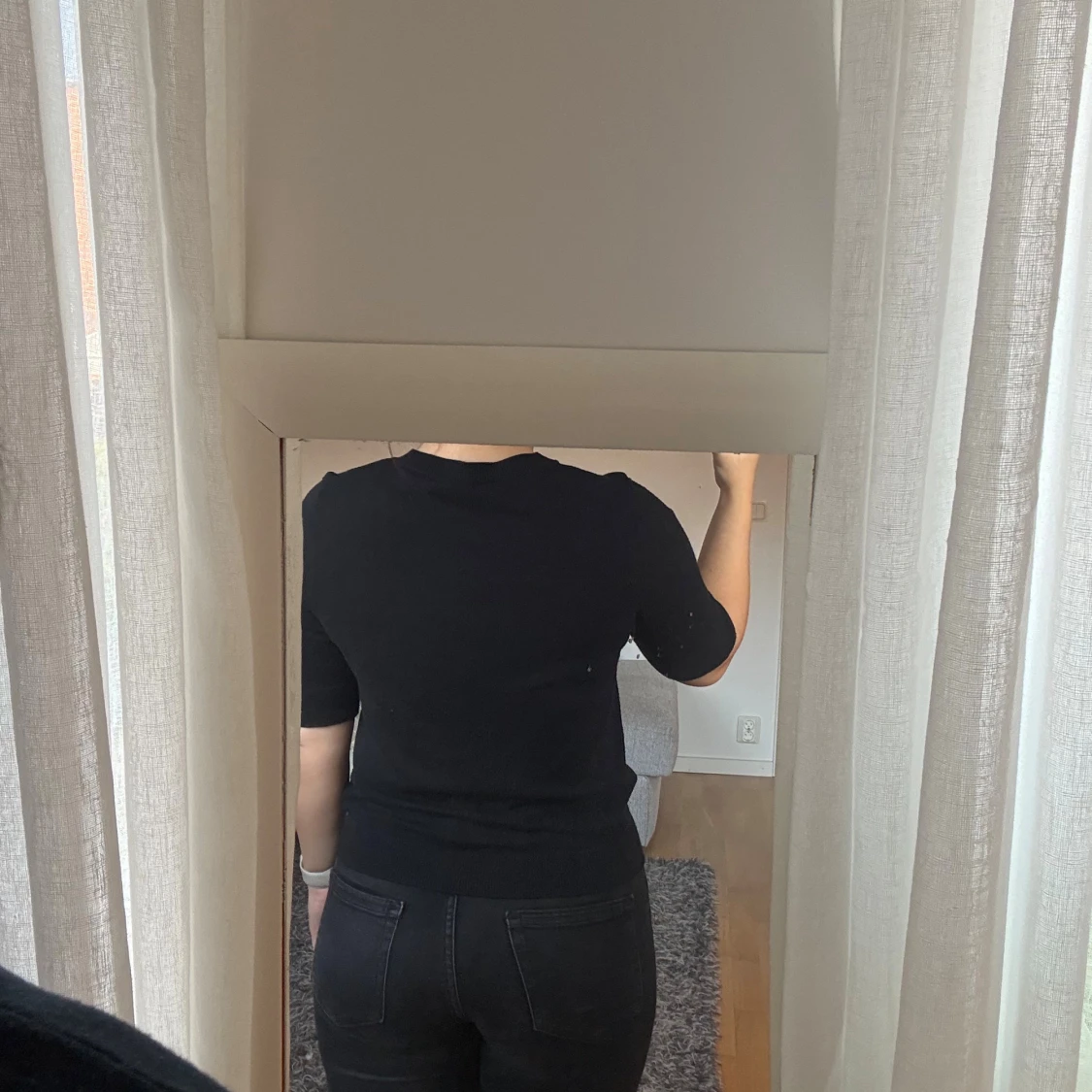 Svart stickad tröja med kort ärm - 1