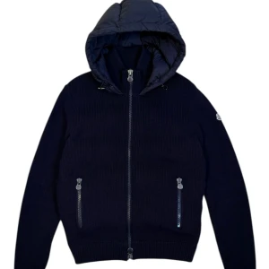 Moncler tricot Cardigan  - Moncler tricot Cardigan navy blue. Storlek L. Super skick som ny! 