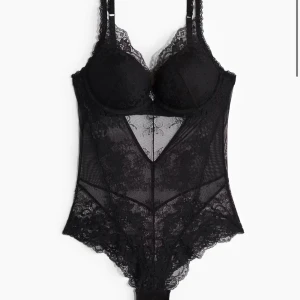 Slutsåld H&m body  - Säljer min nya spetsbody från h&m, lappen kvar endast testad🥂 Den har vadderade kupor och är helt  slutsåld på hemsidan 💋Skriv  gärna prisförslag 
