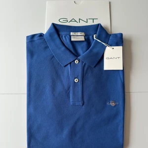 Pikétröja Gant - 👕Pikétröja   Märke: Gant Skick: 10/10 - Helt ny Storlek: XXL Pris: 420 kr 📦Skickas omgående eller hämtas i Lidköping  🧾Kvitto finns  🤔Frågor eller funderingar?  Då är det bara att höra av sig via dm eller maila till marloefashion@gmail.com  Tack för att du handlar hos Marloé Fashion. 