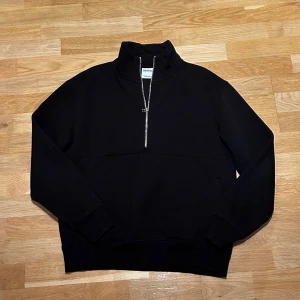 Svart half zip - Säljer min svarta halfzip från Bershka som bara använts några få gånger. Den är riktigt snygg och skön, men har mest legat i garderoben. Perfekt till hösten eller som en lätt tröja under jackan. Hör av dig om du vill ha fler bilder eller undrar något!