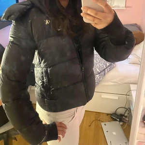  pufferjacka Calvin Klein - En calvin Klein jacka som inte används längre  Perfekt nu till kallare tider!  Har inte lika mycket ”Puff” som en ny då l jag har tvättat och använt den.