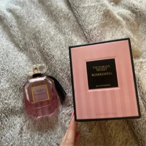 Victoria's Secret Bombshell EdP 50ml - Victoria's Secret Bombshell Eau de Parfum, 50 ml. En ikonisk doft i snygg rosa flaska, perfekt för dig som vill sticka ut och känna dig fräsch hela dagen.