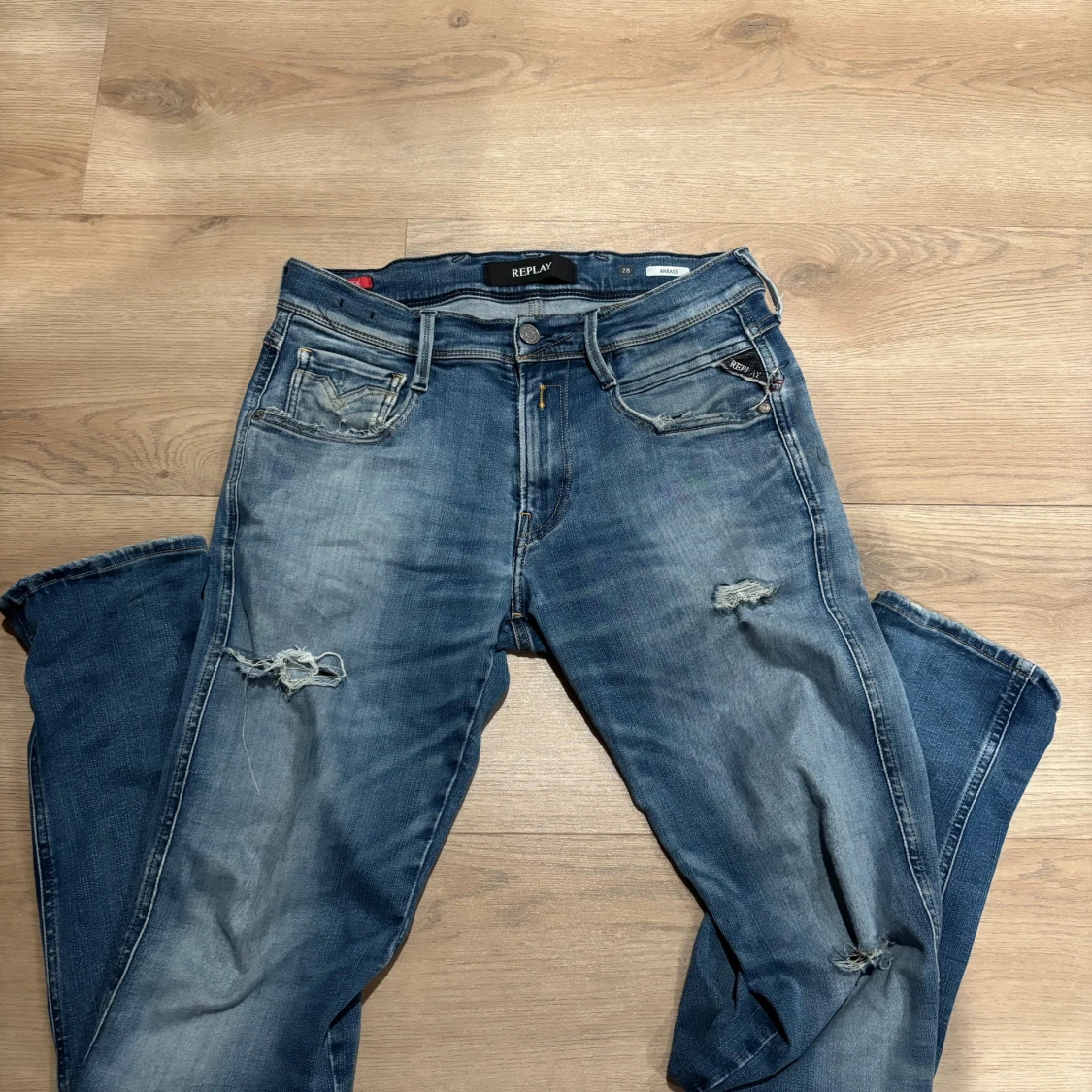 Blå slitna jeans från Replay