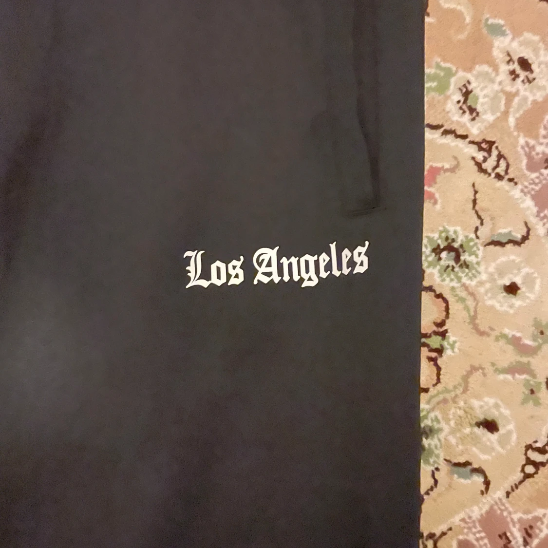 Svarta byxor med Los Angeles-tryck