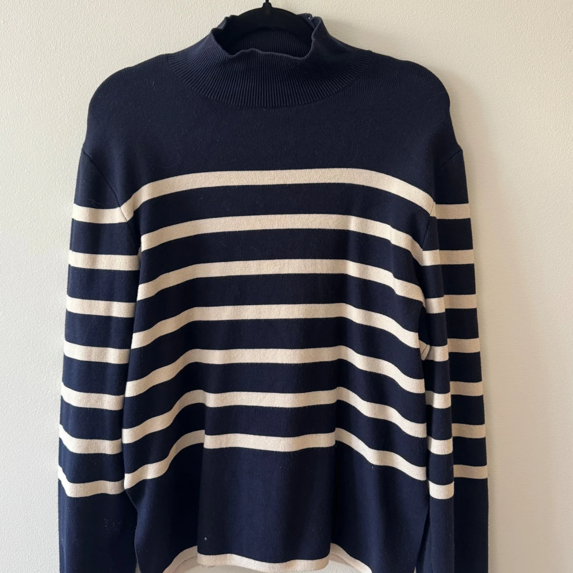 Randig polotröja från H&M i marinblått