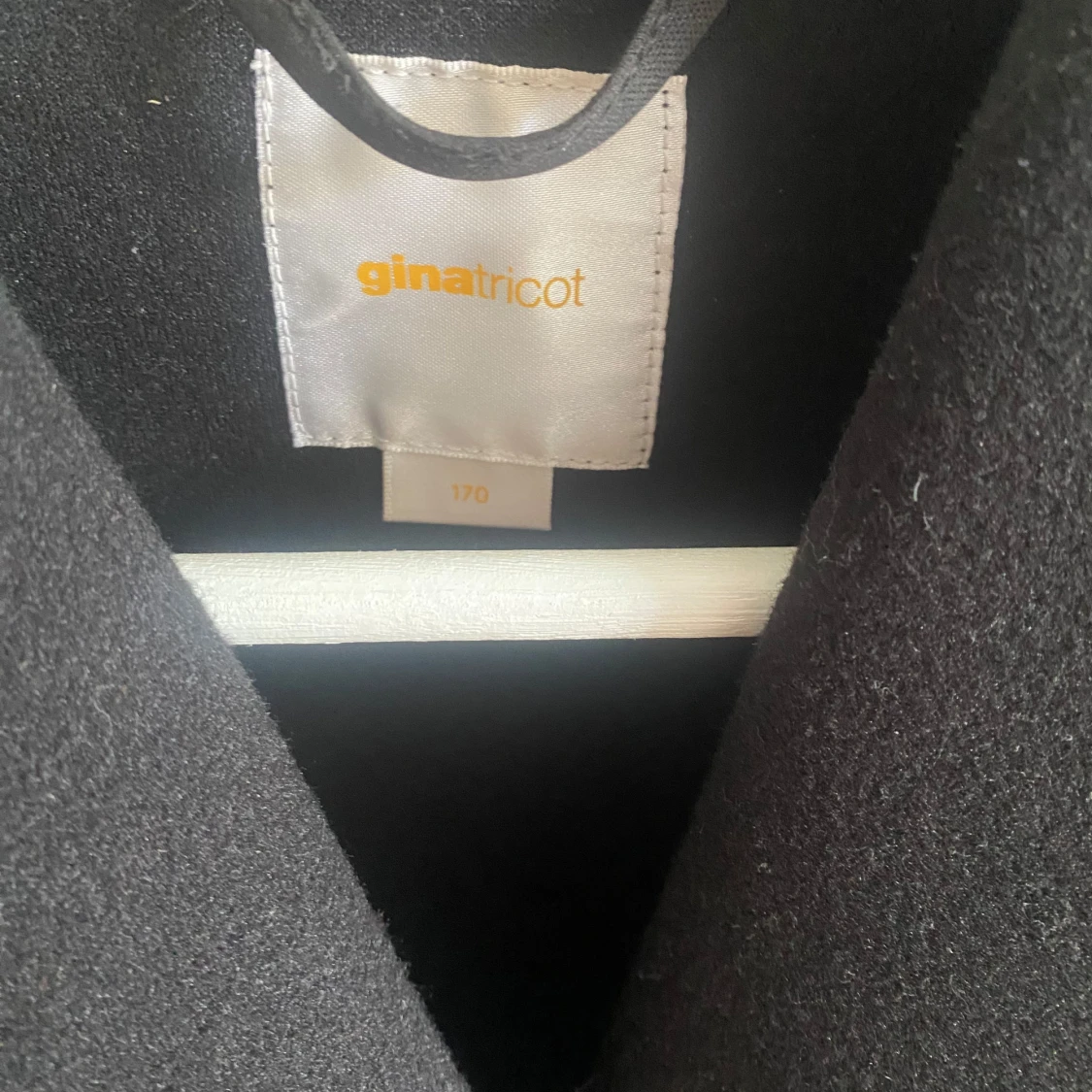 Svart kappa från Gina Tricot med vit kant - 2