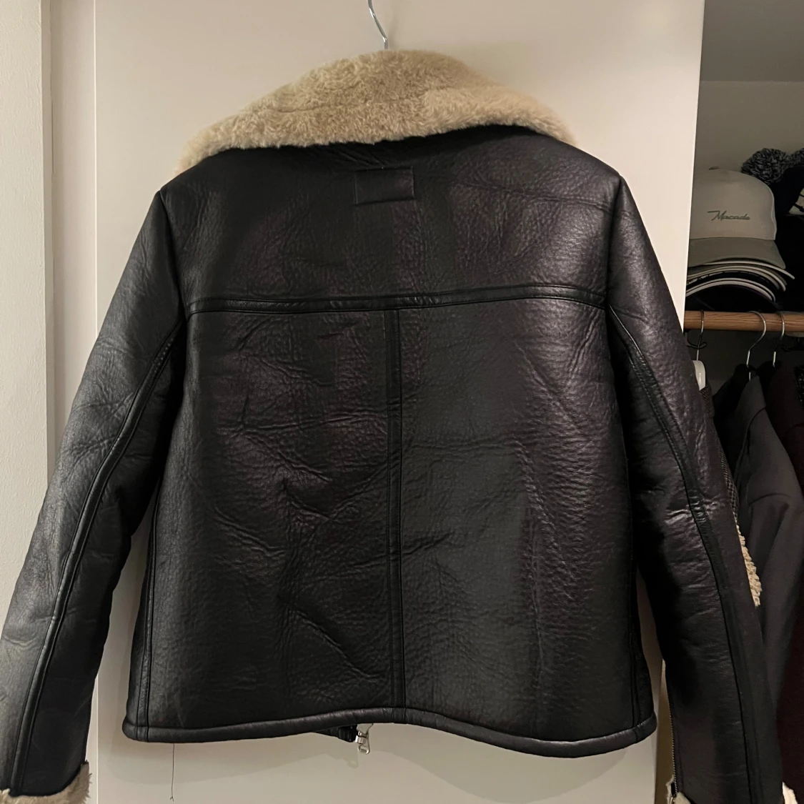 Svart pälsjacka från NA-KD - 1