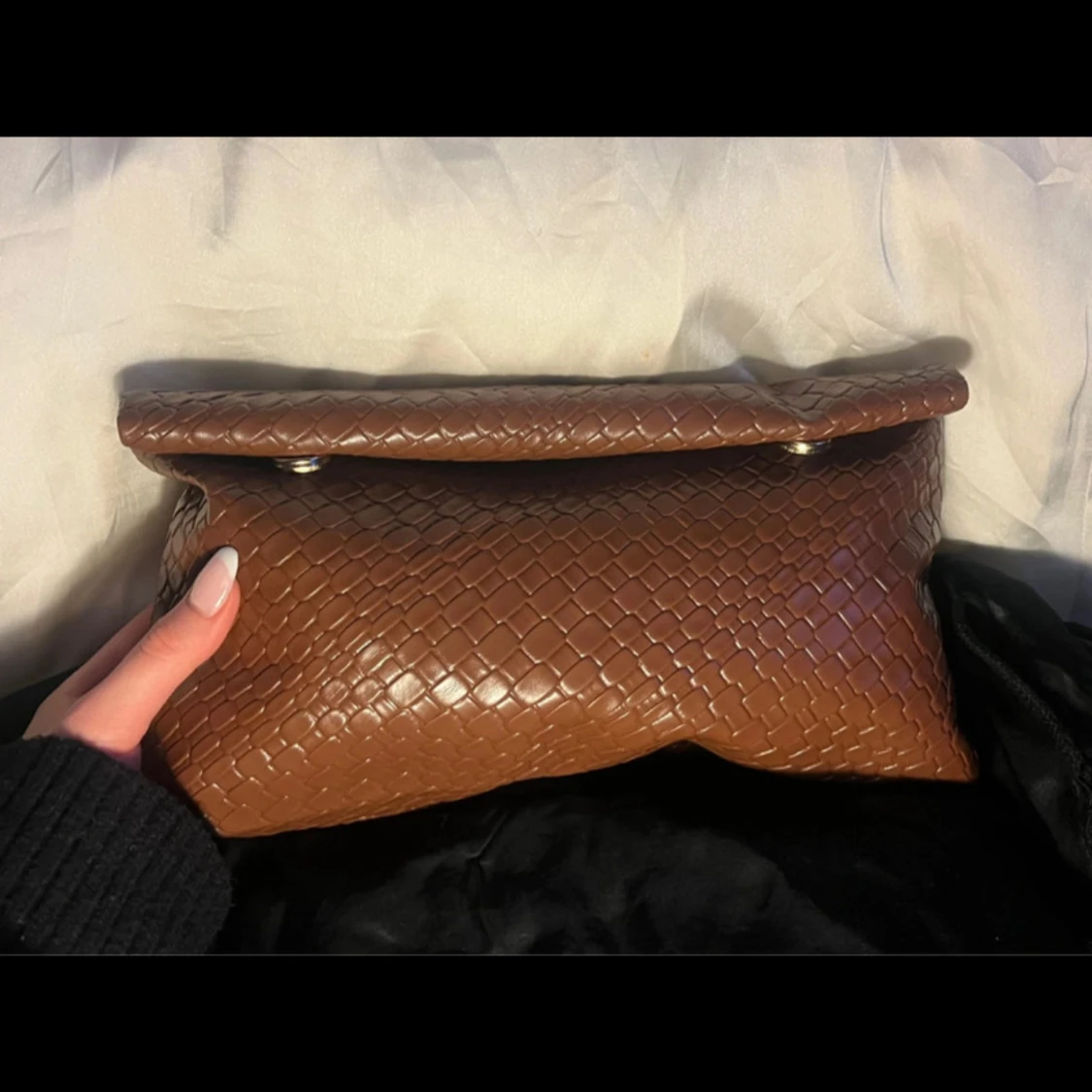 Brun kuvertväska i flätat skinn - 1