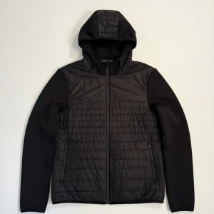 J.Lindeberg cardigan - Tjenare, jag säljer denna riktigt snygga cardigan från J.Lindberg. Storleken är medium. Skicket hade jag värderat till 9/10, finns inga defekter basically ny. Ifall du har några frågor eller funderingar skriv gärna👍 