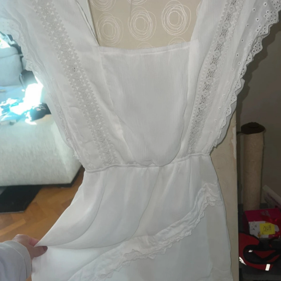 Vit kortklänning med spets och knyt - 1