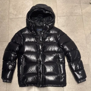 Polo Ralph Lauren vinterjacka - Tja! Jag säljer en svart pufferjacka från Polo Ralph Lauren då jag använt den två vintrar och nu är den för liten. De glansiga Ralph lauren jackorna är dyrare och har därmed nypris 3700. Jackan har 0 defekter och är väldigt varm. Den har en riktigt clean look som funkar till det mesta.