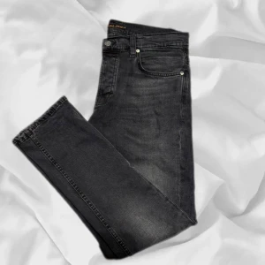 Nudie Jeans - Super schyssta Nudie Jeans– enkla att matcha och skön att bära. Ett stilrent val, noggrant utvalt med omsorg av AM Clothing.  📩 Frågor? Hör gärna av dig! 📲 Följ oss här på Plick för fler uppdateringar. ♻️ Tack för att du handlar mer hållbart med AM Clothing!