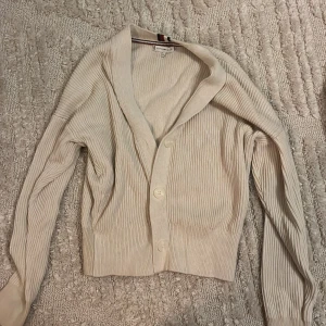 En mysig men fin kofta från Tommy hilfiger - Mysig och fin begie kofta från Tommy hilfiger