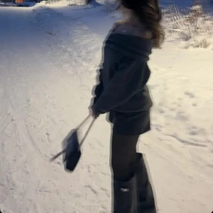 Stickad off-shoulder tröja - Använd 2 gånger