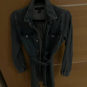 Jacka / klänning - Går att använda både som klänning och jacka. Aldrig använd. 